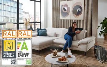 Modernes Wohnzimmer mit heller Eckcouch, Parkettboden und bodentiefen Fenstern – stilvolles, gemütliches Ambiente mit urbanem Flair und warmen Holzelementen